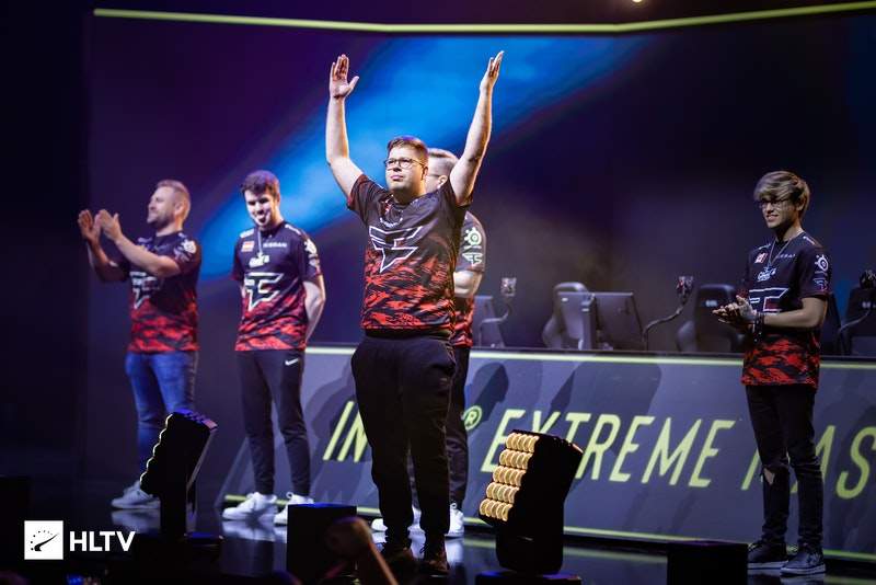 T1 宣布 Gumayusi 离队 — Peyz 可能加入队伍